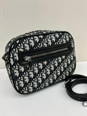 D bigger camera bag zip front detail with cross body strap