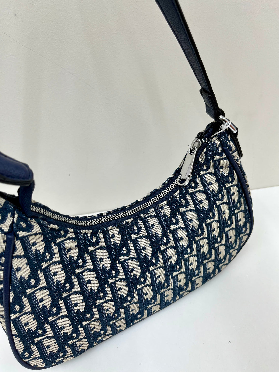 D Small shoulder bag (with adjustable long strap)