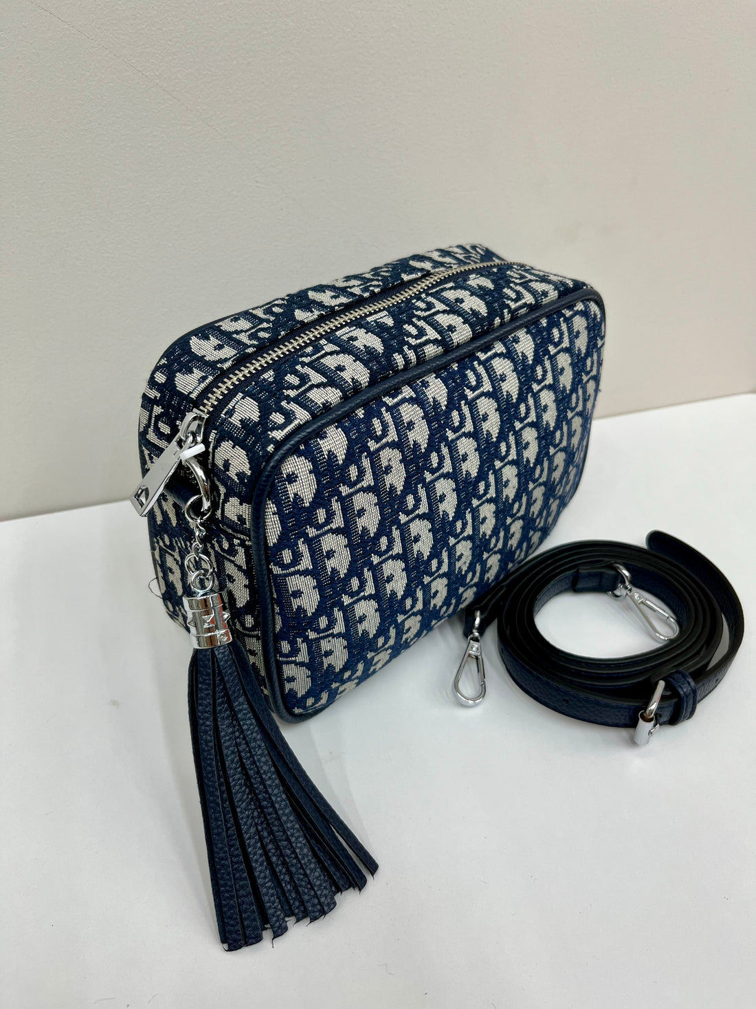 D Camera bag with adjustable cross body strap