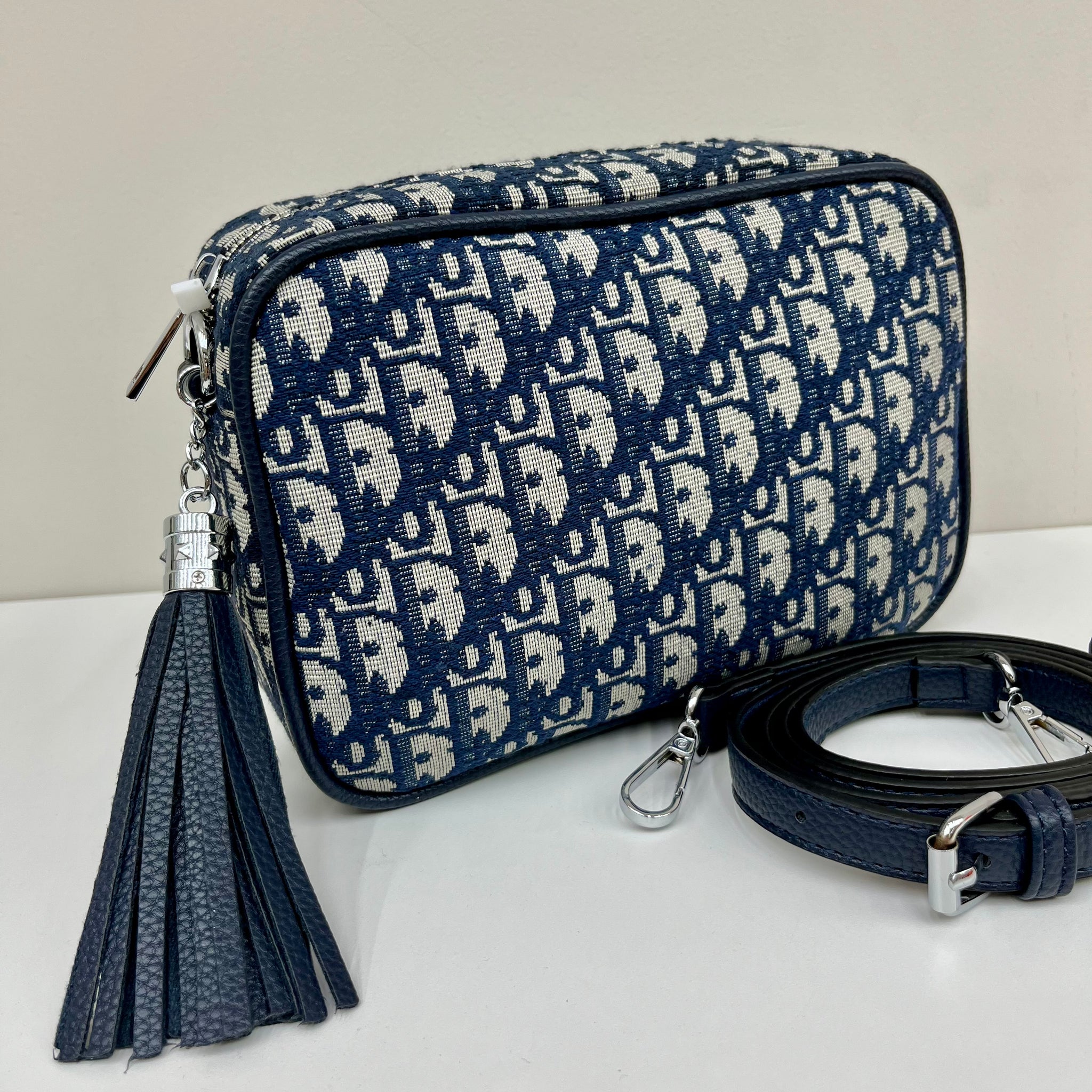 D Camera bag with adjustable cross body strap