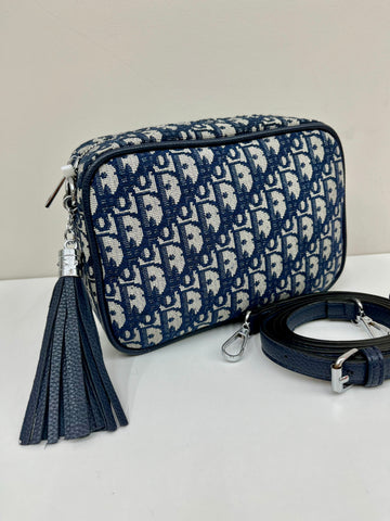 D Camera bag with adjustable cross body strap